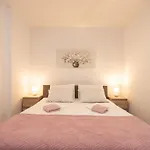 Apartment Hela - Lov512 By Interhome