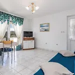 1 Bedroom Lovely Apartment In Kampor