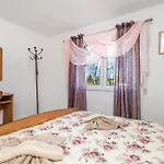1 Bedroom Lovely Apartment In Kampor