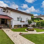 2 Bedroom Cozy Apartment In Drazice