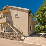 Cozy Apartment In Malinska Dubasnica With Wifi