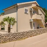 Cozy Apartment In Malinska Dubasnica With Wifi