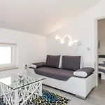 2 Bedroom Pet Friendly Apartment In Lovran