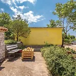 2 Bedroom Cozy Apartment In Smrika