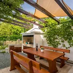 Cozy Home In Kras With Kitchen