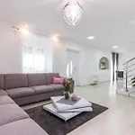 Beautiful Home In Grizane With Wifi