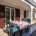 Beautiful Apartment In Jurandvor With Kitchen