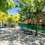 5 Bedroom Lovely Apartment In Viskovo