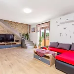 5 Bedroom Lovely Apartment In Viskovo