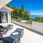 Awesome Home In Icici With House Sea View