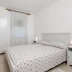 3 Bedroom Nice Apartment In Cres
