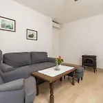 3 Bedroom Nice Apartment In Cres