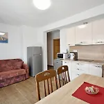 2 Bedroom Nice Apartment In Banjol
