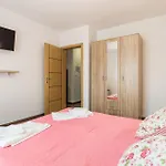 Gorgeous Apartment In Banjol With Kitchen