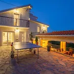 4 Bedroom Pet Friendly Home In Poljane