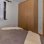 2 Bedroom Lovely Apartment In Jadranovo