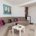 6 Bedroom Amazing Home In Icici