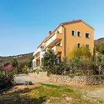 3 Bedroom Cozy Apartment In Moscenicka Draga