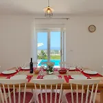Villa Aqua
