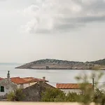 Beautiful Home In Martinscica With Wifi