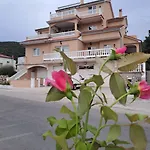 Apartments Mig - With Beautiful Garden
