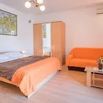 Apartment And Rooms Luka