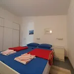 Lovely Apartment Close To The Jezevac Beach