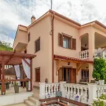 Gorgeous Apartment In Dramalj With Kitchen