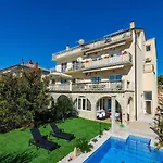 Lichtdurchflutete Penthousewohnung Nur 300 Meter Zum Strand Mit Meerblick, Pool, Grill