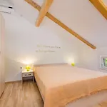 Lichtdurchflutete Penthousewohnung Nur 300 Meter Zum Strand Mit Meerblick, Pool, Grill