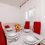 Charmantes Apartment Nur 250 Meter Zum Sandstrand Mit Privater Terrasse, Liegen, Grill