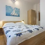 Renoviertes Apartment Nur 600 Meter Zum Strand Mit Privater Terrasse, Grill, Waschmaschine