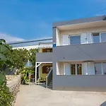 Mediterranes Apartment Mit Drei Terrassen, Grill, Wifi - Nur 500 Meter Zum Strand