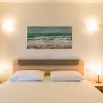 Charmantes Apartment Nur 200 Meter Zum Strand Mit Meerblick, Liegen, Grillbereich