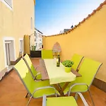 Modernes Apartment Nur 350 Meter Zum Strand Mit Privater Terrasse, Babybett, Elektrogrill