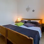 Charmantes Apartment Nur 500 Meter Zum Strand Mit Meerblick, Privatem Balkon, Privatparkplatz