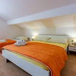 Ruhiges Apartment Mit Holzkohlegrill, Pool Mit Whirlpoolfunktion, Waschmaschine, Trockner