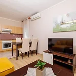 Malerisches Apartment Nur 350 Meter Zum Strand Mit Panoramameerblick, Pool, Aussendusche