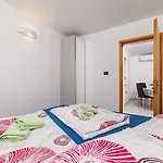 Idyllisches Apartment Nur 300 Meter Zum Strand Mit Meerblick, Whirlpool, Grill