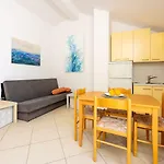 Cozy Dachgeschosswohnung Mit Meerblick, Klima, Wifi - Nur 350 Meter Zum Strand