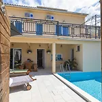 Bezaubernde Villa Mit Beheizten Privatpool, Bbq, Spielplatz, Waschmaschine