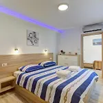 Holiday House Oasis With Pool