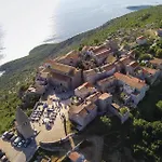 Nice Home In Cres With Wifi