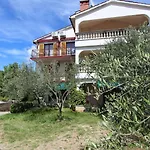 Apartment In Malinska 28