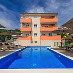 1 Bedroom Cozy Apartment In Opric