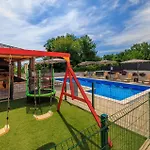 Lovely Apartment In Opric With Wifi