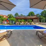 1 Bedroom Cozy Apartment In Opric