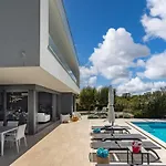 Villa Irma With Heated Pool By Aneo Travel