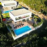Villa Irma With Heated Pool By Aneo Travel