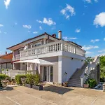 2 Bedroom Stunning Apartment In Jadranovo